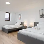 Einfach Aber Sehr Komfortabel - Für 12 Personen - 2xwc - Gruppen, Messe, Monteure, Studenten - Voll Ausgestattet - 6 Betten 140x200cm Hochwertig, 3 Smart-tv 55 Zoll Netflix, 1000 Mbit Wlan, Voll Ausgestattete Küche Apartment Duisburg