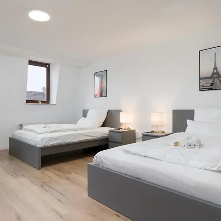 Einfach Aber Sehr Komfortabel - Für 12 Personen - 2xwc - Gruppen, Messe, Monteure, Studenten - Voll Ausgestattet - 6 Betten 140x200cm Hochwertig, 3 Smart-tv 55 Zoll Netflix, 1000 Mbit Wlan, Voll Ausgestattete Küche Apartamento Duisburg
