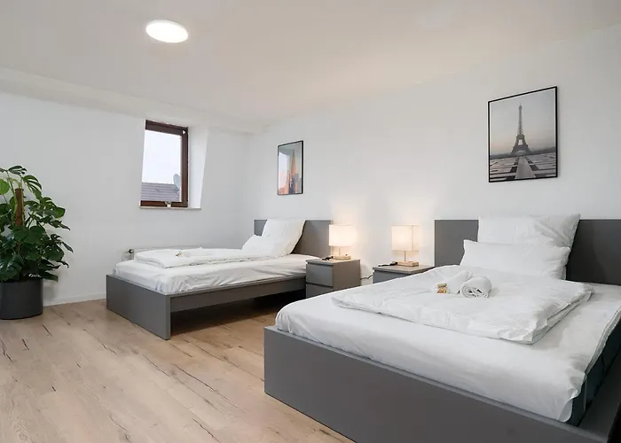 Einfach Aber Sehr Komfortabel - Fuer 12 Personen - 2xwc - Gruppen, Messe, Monteure, Studenten - Voll Ausgestattet - 6 Betten 140x200cm Hochwertig, 3 Smart-tv 55 Zoll Netflix, 1000 Mbit Wlan, Voll Ausgestattete Kueche Апартаменты Дуйсбург