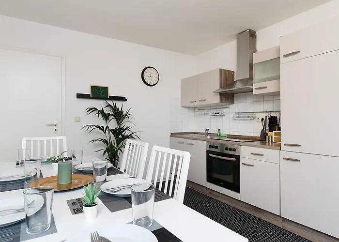 Апартаменты Einfach Aber Sehr Komfortabel - Fuer 12 Personen - 2xwc - Gruppen, Messe, Monteure, Studenten - Voll Ausgestattet - 6 Betten 140x200cm Hochwertig, 3 Smart-tv 55 Zoll Netflix, 1000 Mbit Wlan, Voll Ausgestattete Kueche Дуйсбург